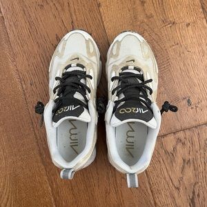 Nike Air max 270 sz 6 US